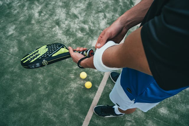 Padel vs tennis : deux mondes, deux sports